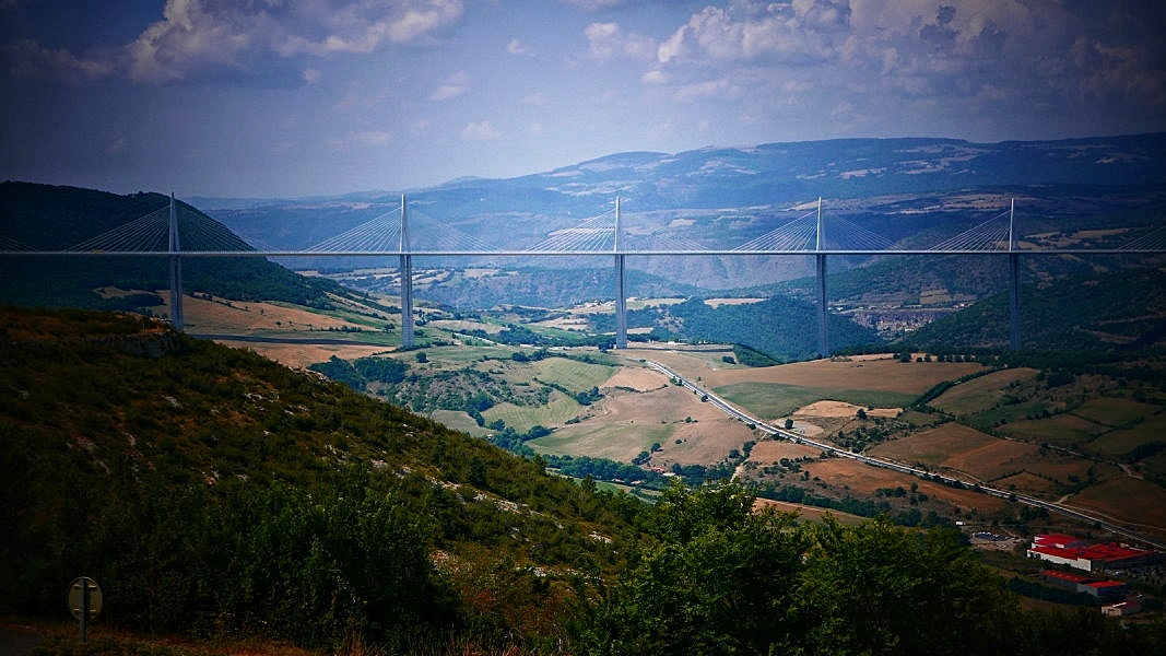 Viaduc de Millau vue de puis le plateau du Larzac. Ci-dessous, Le Larzac vue depuis le Mont Saint Baudille ( 848m d’altitude ). C’est ici que démarre le causse. Derrière le photographe c’est la vallée de l’Hérault/ - Photo © JJF 2018