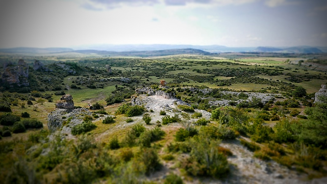 Rajal del Guorp - Plateau du Larzac au loin la vallée du Tarn et en fond de vallée, la ville de Millau - Photo © JJF 2018