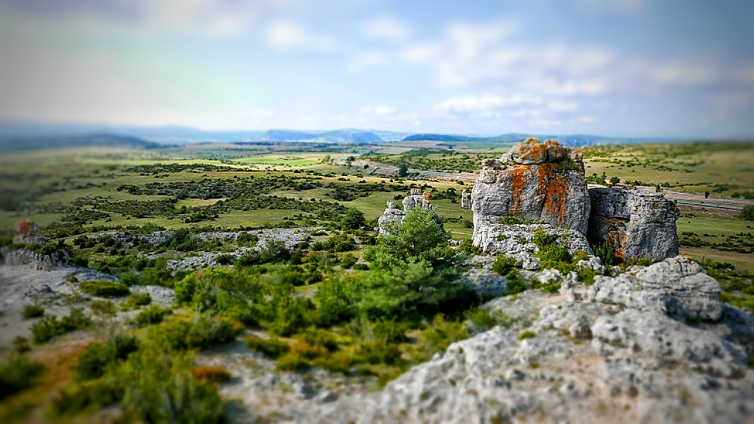 Rajal del Guorp - Plateau du Larzac au loin la vallée du Tarn et en fond de vallée, la ville de Millau - Photo © JJF 2018