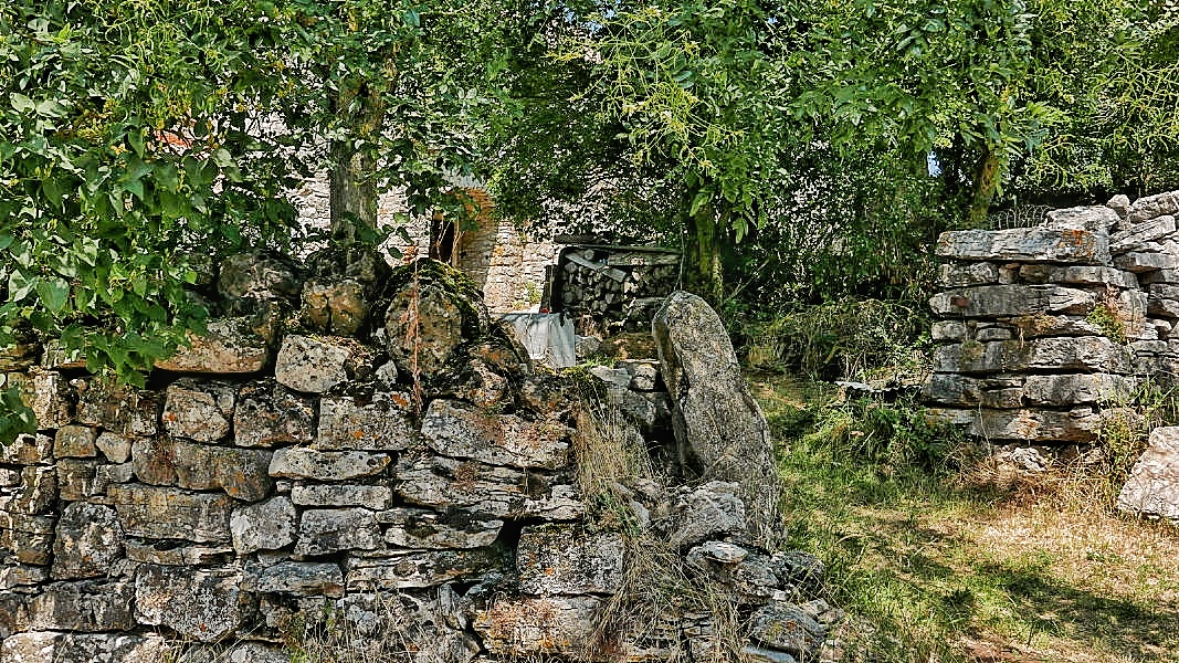 Mur en pierres sèches au village de La Blaquière sur le Larzac - Photo © JJF 2018