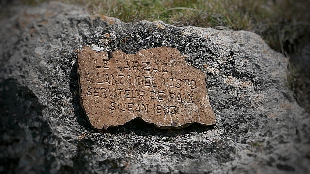 A la Blaquière on peut lire sur une plaque : « Le Larzac à Lanza del Vasto Serviteur de Paix- St Jean 1983 - Photo © JJF 2018