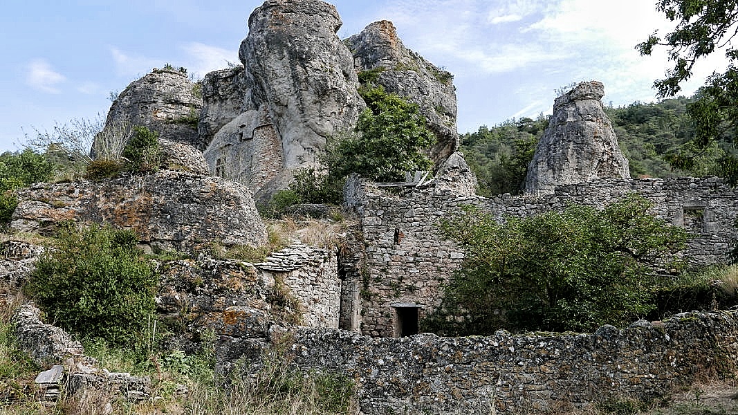 Abri troglodyte au hameau des Baumes sur le Larzac- Photo © JJF 2018