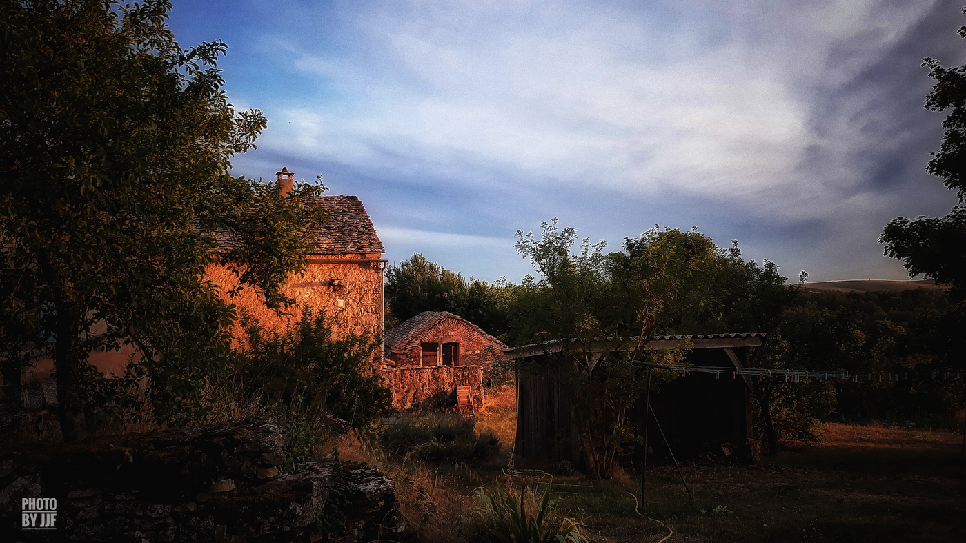 entre2brises_Larzac_Montredon_village_JJF3