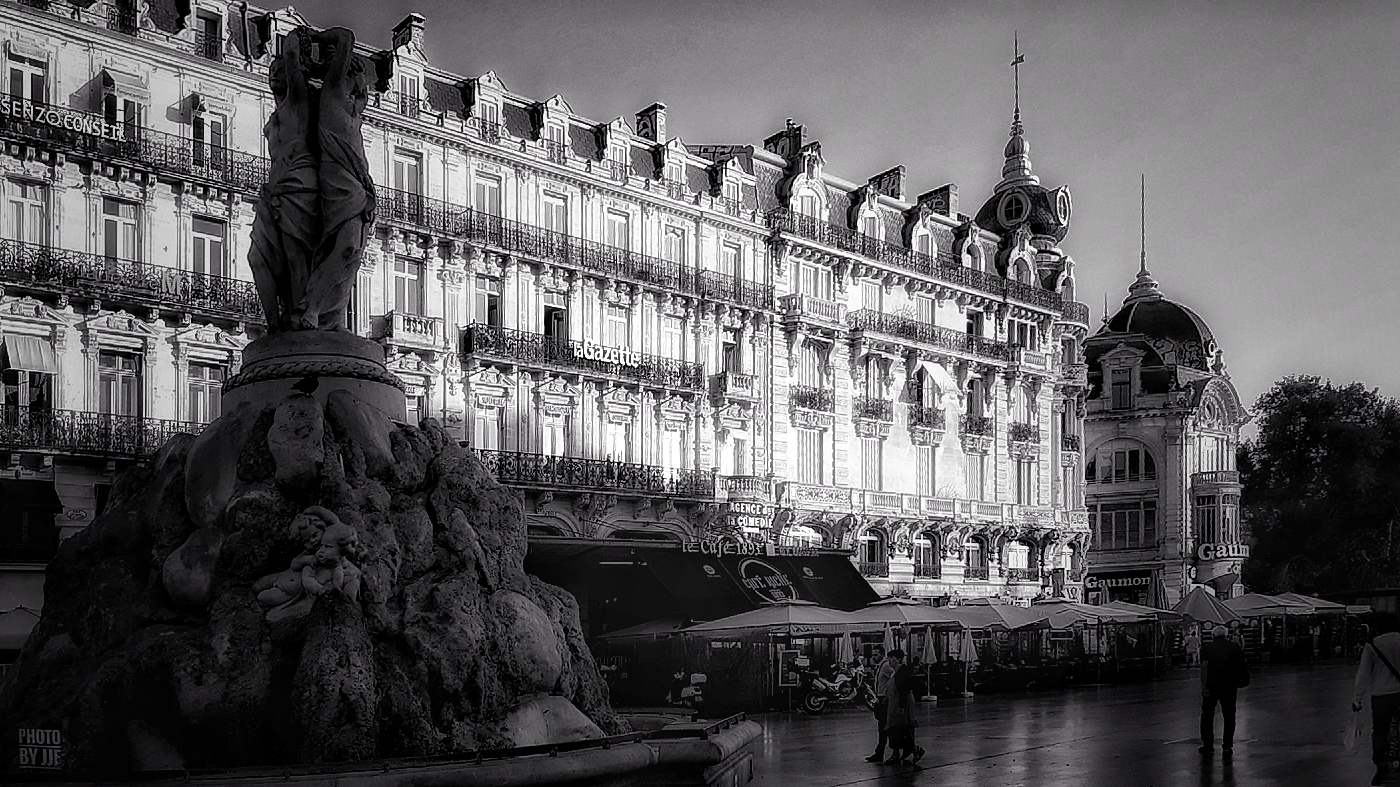 Montpellier - La place de la Comédie - La fontaine des trois grâces