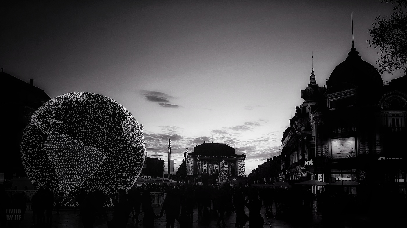 Montpellier - Hiver 2019 - Décoration de Noël - La place de la comédie au couchant