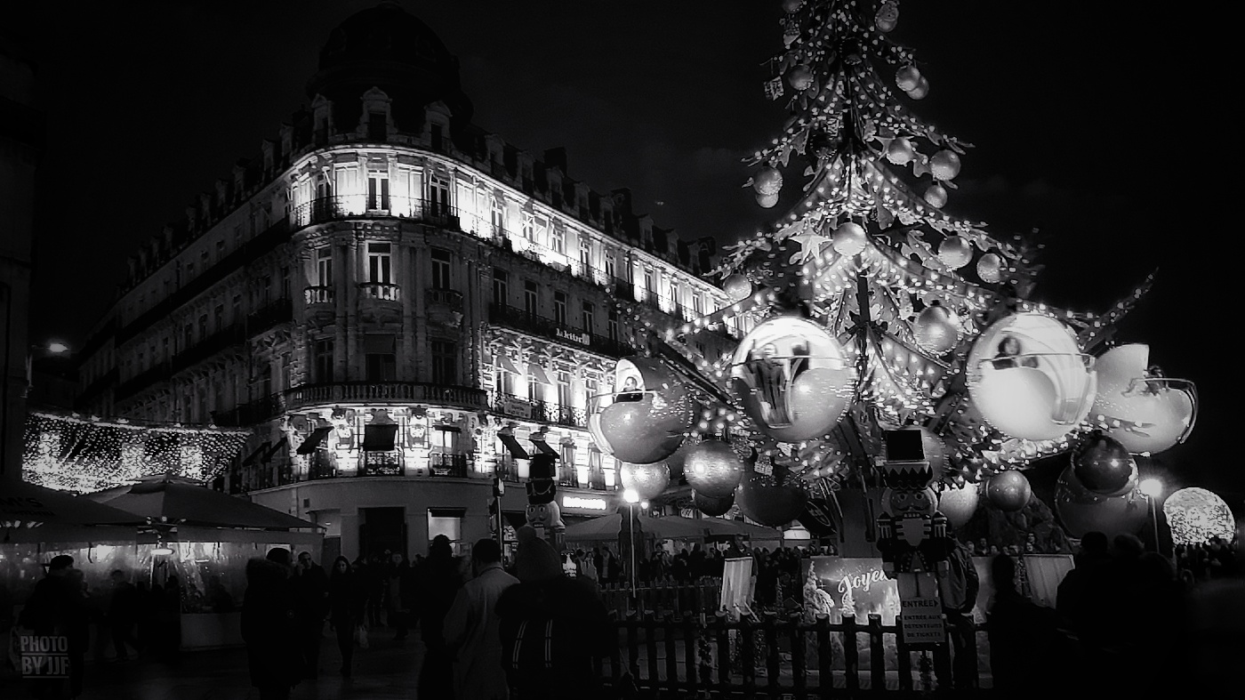 Montpellier - Hiver 2019 - Décoration de Noël - La place de la comédie - Manège temporaire