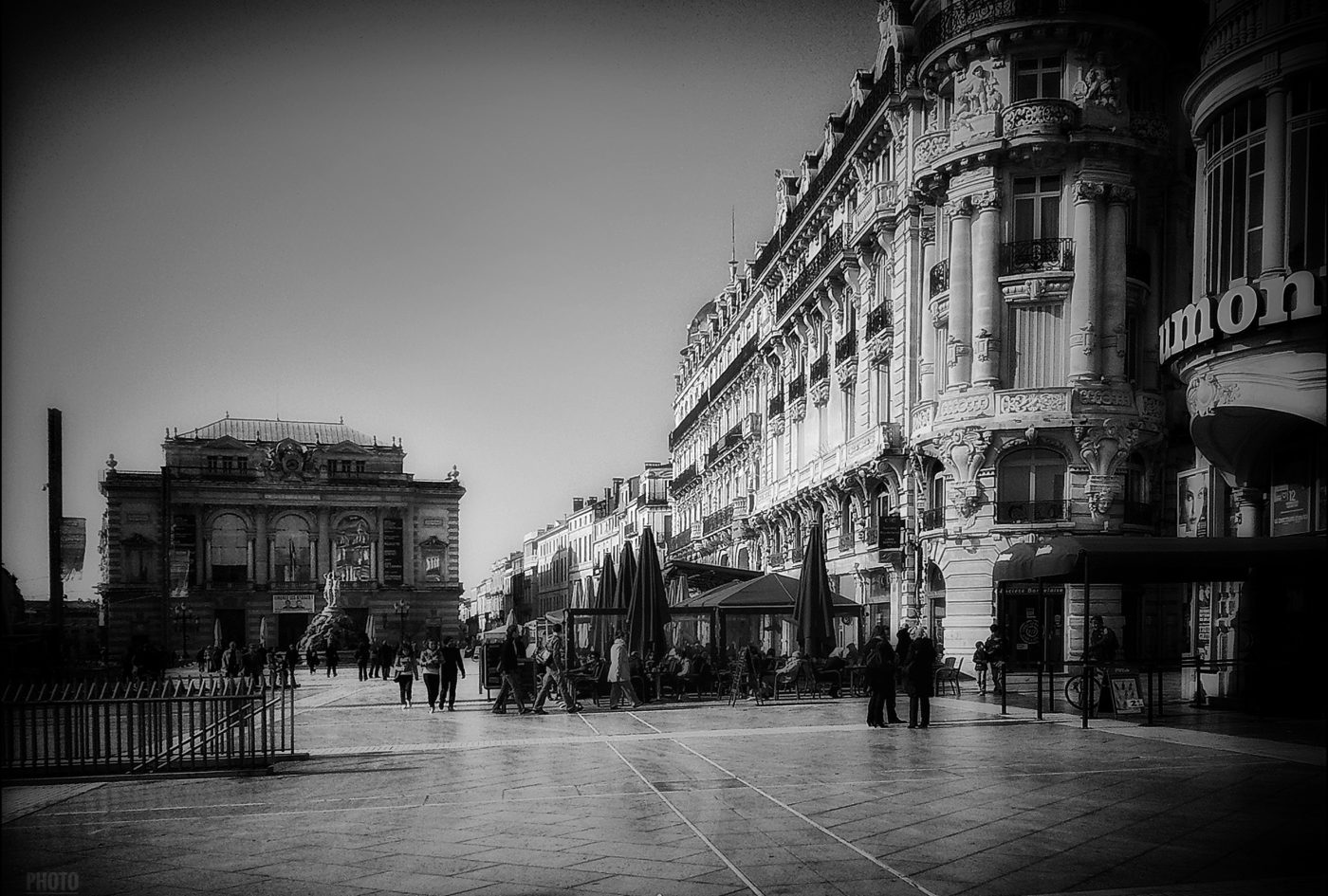 Montpellier - La place de la comédie et son Théatre