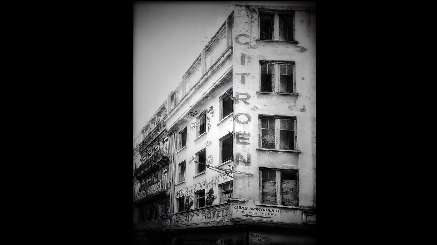 Ancien Bâtiment Citroen devenu depuis un Hôtel Ibis Style