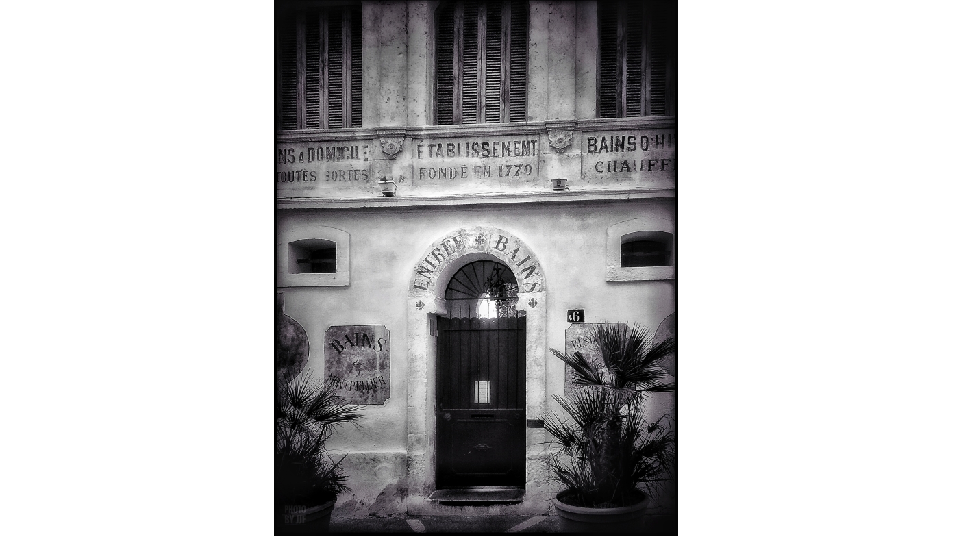 Entrée des anciens bains douche