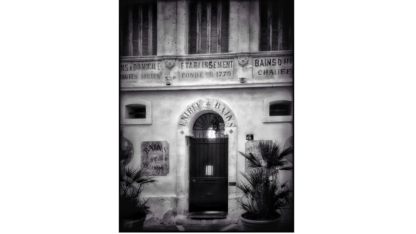 Entrée des anciens bains douche