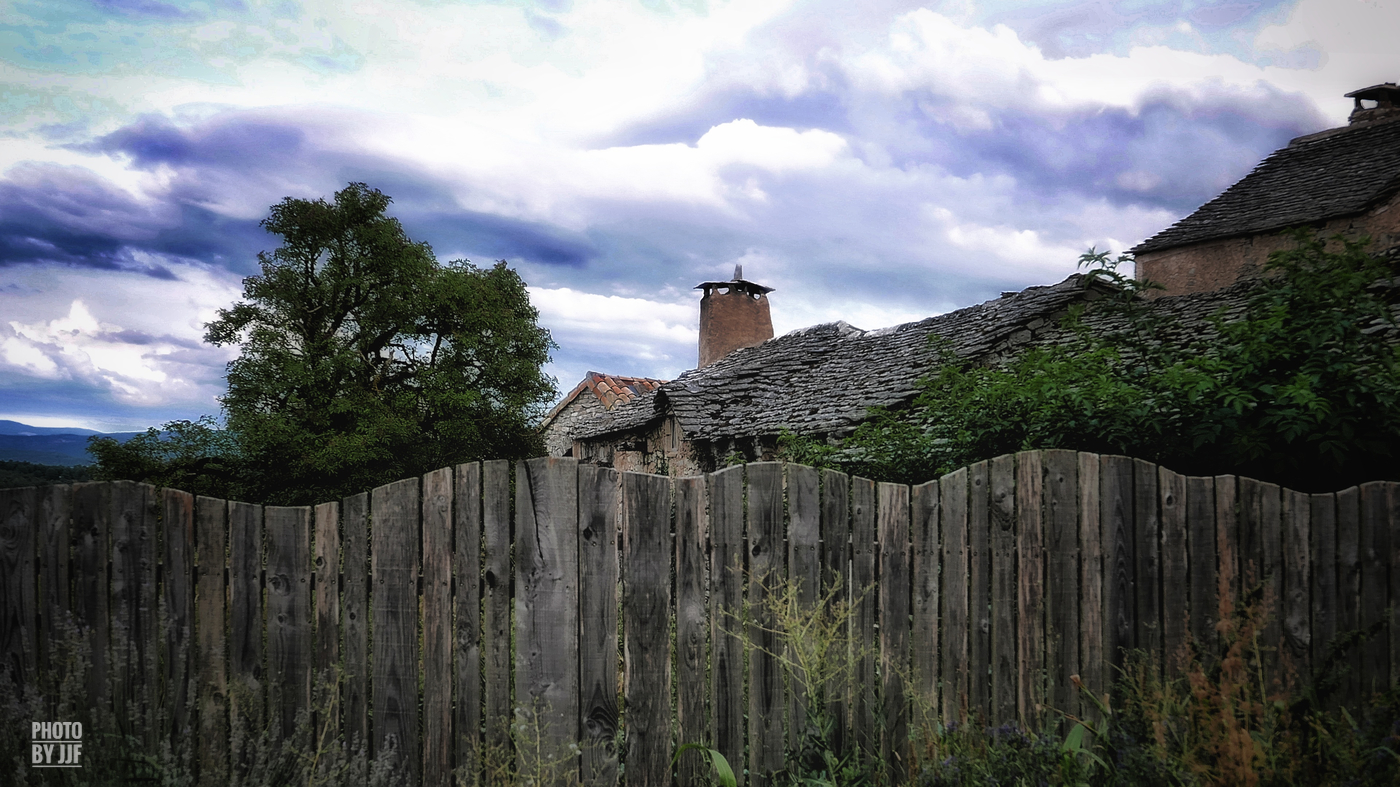 entre2brises_Larzac_Montredon_village_JJF16